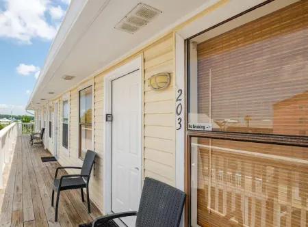 Cozy, Beachy, King Bed| Walk to Beach | Bring Fido Отели рядом с достопримечательностью «W Beach Blvd»