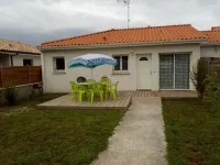 Handicap-accessible cottage with private heated pool Hotels in Leon