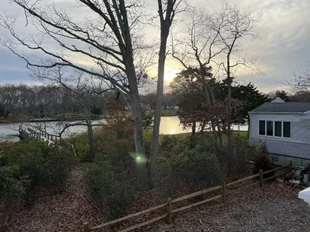 Brand New Waterfront Home with Boat Dock & Hot Tub Отели в г. Мэттитак