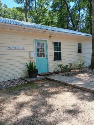 Charming 1-bedroom cottage in lovely Pawleys Island Walk to Boat ramp Dogs ok