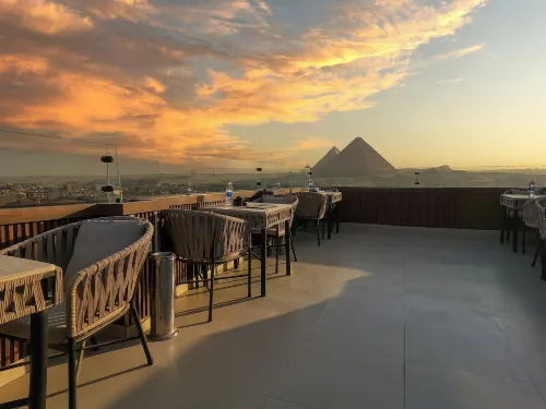 Crowne Pyramids Palace