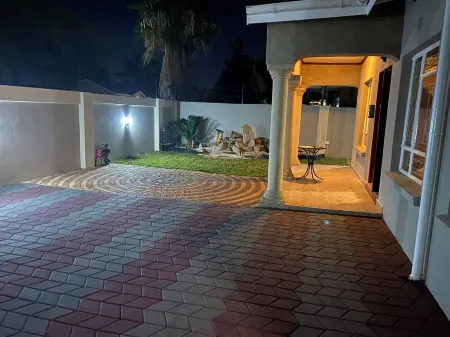 A serene, 3-bedroom house in tranquil Gaborone with WiFi, AC. Enjoy your stay Отели рядом с Аэропорт Габороне