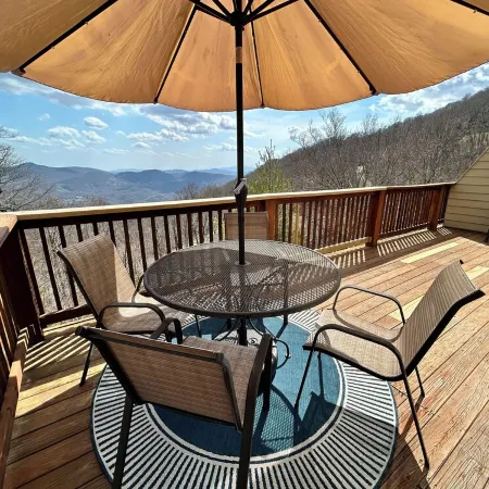 Mountain Views + Walk to Overlook Barn, Slopes, Fred's & White Wolf!