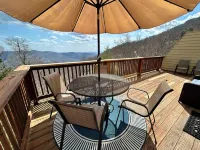 Mountain Views + Walk to Overlook Barn, Slopes, Fred's & White Wolf!