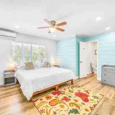 Charming 3 Bedroom Suite 200 steps to Beach, car available Rooms