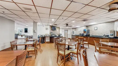 Sleep Inn & Suites Buffalo Airport Отели рядом с достопримечательностью «Macy's  (Walden Galleria)»