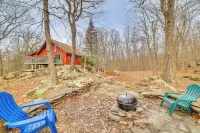 Secluded Cresco Cabin w/ Deck + Forest Views! - Parkplatz