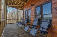 Luxury, Spacious Cabin w/ Mtn view, work office, hot-tub, arcades, Weber Grills