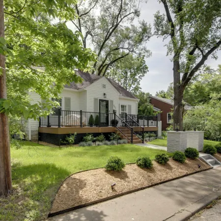 Bloomington Bungalow- Steps to Campus!