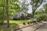 Bloomington Bungalow- Steps to Campus! - balcony
