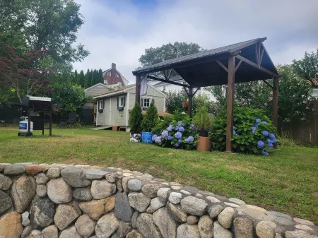 Experience Classic Charm in a Cozy 115-Year-Old Colonial Отели рядом со станцией Брендейс / Робертс