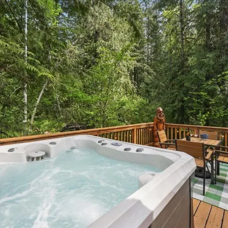 Mt. Hood Cabin: Hot Tub, Backyard Creek, Trails, Sleeps 7 and Dogs OK