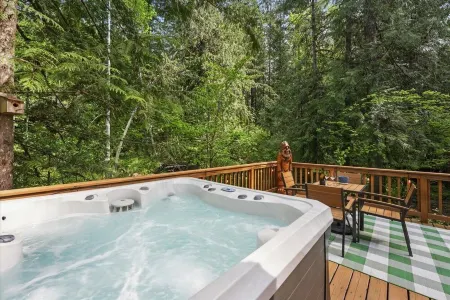Cozy Cabin with Private Hot Tub - Trails and Sandy River Nearby - Sleeps 7