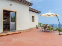 Villa with pool and panoramic surroundings