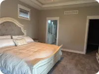 Convenient functional quiet 5 bedroom 3 bath home in Clive. Hotel a Clive