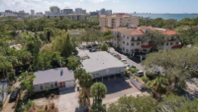 2nd floor Apt C. 1 mile from waterfront and downtown. Just 2 miles from beach!