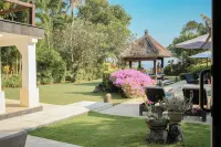 Fabulous villa right on the beach with large pool, tropical garden & staff 세리릿 호텔