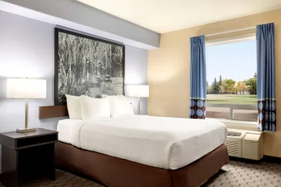 Super 8 by Wyndham Swan River MB Hotels in 