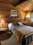 Beautifully decorated large private log home 10 minutes from the mountain.