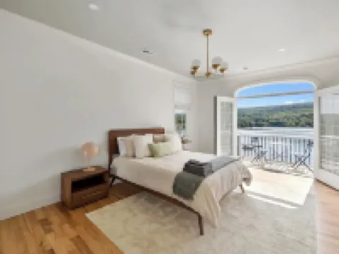 Entire Lakeview House ~ 1 Hour to MetLife ~ Hot Tub~Firepit~Stunning View~Decks Hotels in Warwick