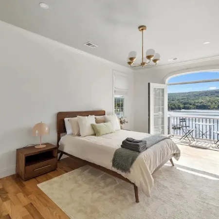 Entire Lakeview House ~ 1 Hour to MetLife ~ Hot Tub~Firepit~Stunning View~Decks