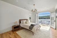 Entire Lakeview House ~ Hot Tub ~ Firepit ~ Stunning View ~ Spacious Deck Hotel a Warwick