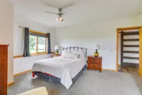 Outdoor Oasis: Luxe Flat in Mt Horeb! - Apartments