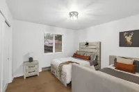 Alpine Nine - Modern, cozy cabin in the woods close to town