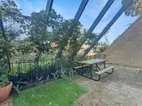 'Broulee Break' -2-Bed Beach House with Games Room Hotels in Broulee