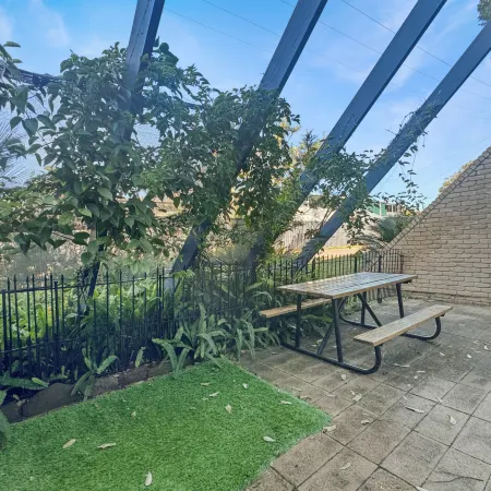 'Broulee Break' -2-Bed Beach House with Games Room Отели в г. Броли