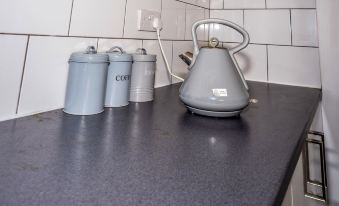 Ensuite5 Woodhouse private bath 2kitchen