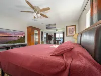 Hook, Line & Leisure: Lakefront Gem w/ Porch! Hotels in Winter Haven