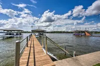 Remodeled Cedar Creek Lake Retreat w/ Fire Pit! - Parking