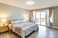 Ocean Shores Home w/ Game Room - Walk to Beaches! - Parkplatz