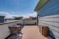 Rooftop Deck and Hot Tub Walkable Denver Townhome - Condos