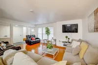 Elegant 5-Bedroom Riverside home with BBQ, AC, WiFi, Fitness, amenities and more