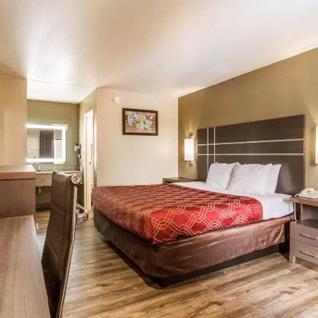 Econo Lodge Inn & Suites
