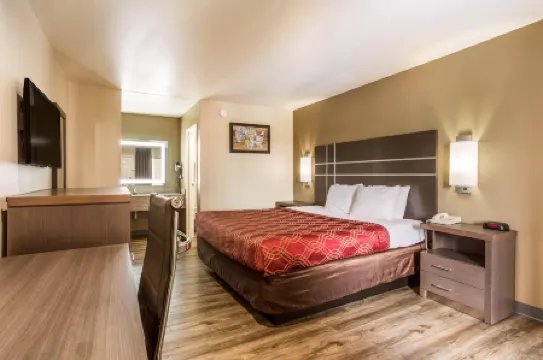 Econo Lodge Inn & Suites