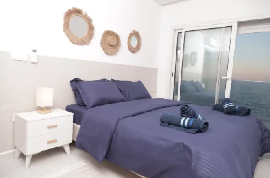 L'Écume Blanche - apartment with feet in the water Hotels in 