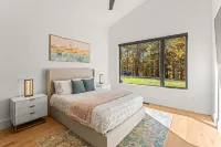 Secluded, modern, spectacular views, hot tub on 18 acres. Firepit,games & more!