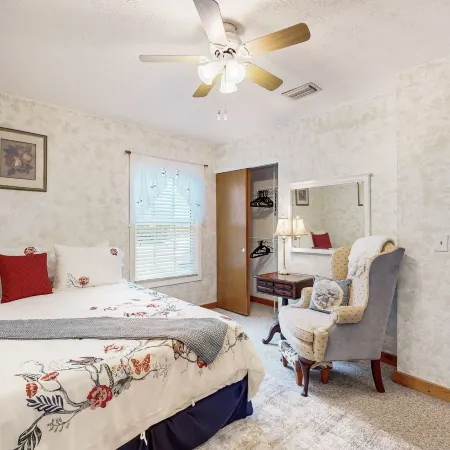 Cozy Cottage Near the Beach With Internet, AC, Washer/dryer