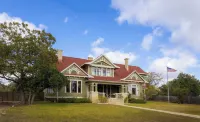 Tank House Stay for 2 - Access to Pool, Hot Tub