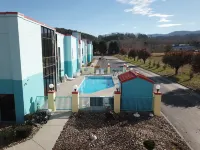 Econo Lodge - Pools