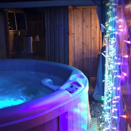 Unique Airstream stay w/ hot tub, 1 bd/1ba, WiFi, AC in lovely Concord CA
