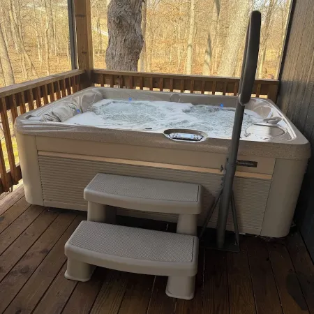 Luxurious 2Br Creekside Deckhouse w Saltwater Hot Tub