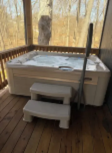 Luxurious 2Br Creekside Deckhouse w Saltwater Hot Tub