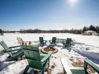 Newly Renovated! 5 Mins to Beach-Hot Tub-Fire Pit-Family & Dog Friendly Hotels in Melrose Township
