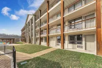 Roark Downtown Branson, Pools, Playground!