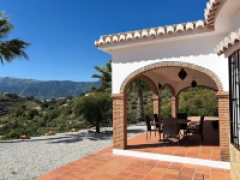 Andalusian detached villa with pool, sea & mountain views, and stunning sunsets Hoteles en Cómpeta