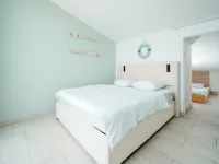 Light Filled Property Near Sea - 2-Star